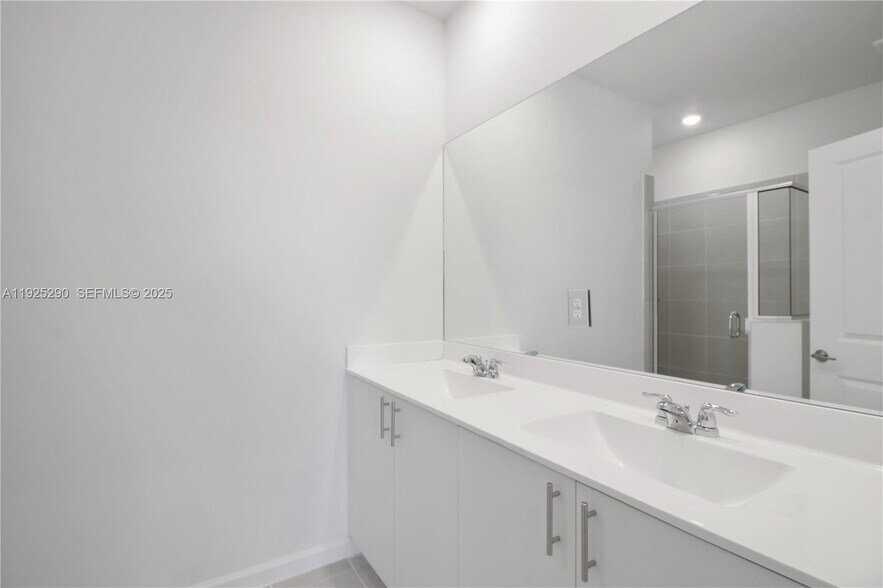 Building Photo - 2747 SE 25th Ave