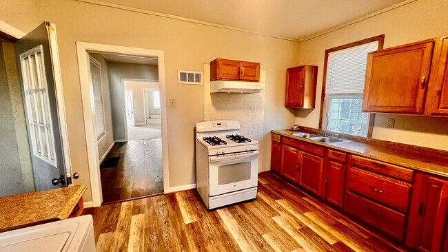 Building Photo - Ginormous 6 Bed Single Family Home | Main Level Laundry | Appliances Included | Rear Deck & Front...