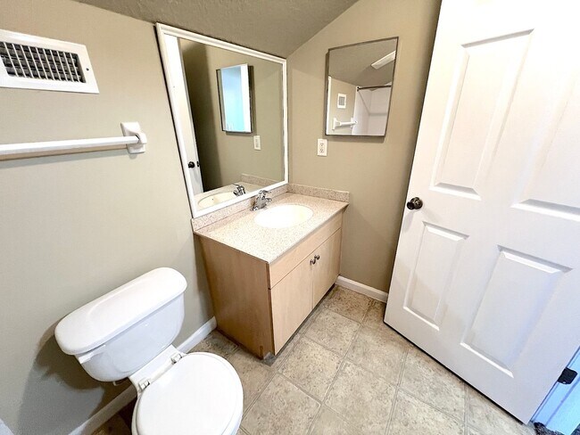 Building Photo - Huge 4 Bed 3 Bath 2 Car Townhome w FENCED YARD  for Rent!