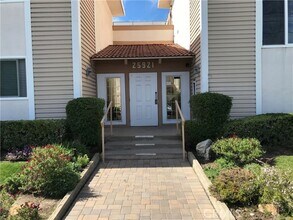 Building Photo - 25921 Oak St