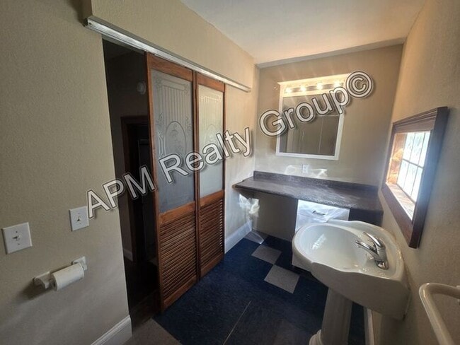 Building Photo - Four Bedroom 3 Bath Available NOW!!