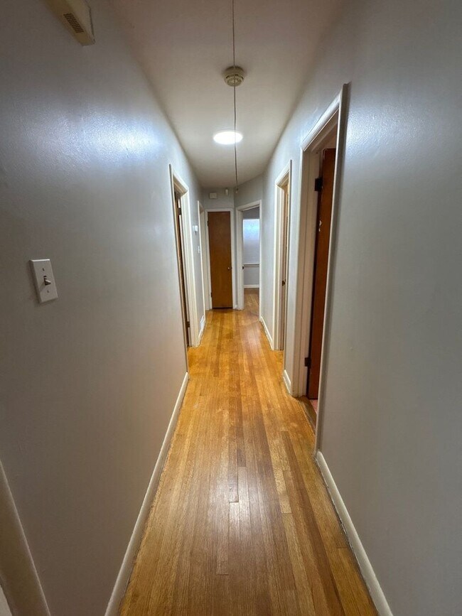 Building Photo - Newly Renovated Home - East Memphis