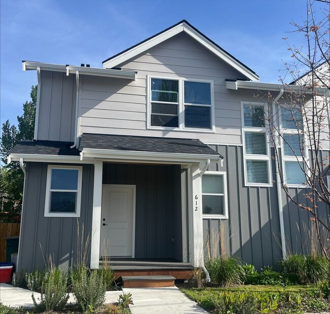 Building Photo - Newer 3 bedroom, 2.5 bath Home in Bellingham!