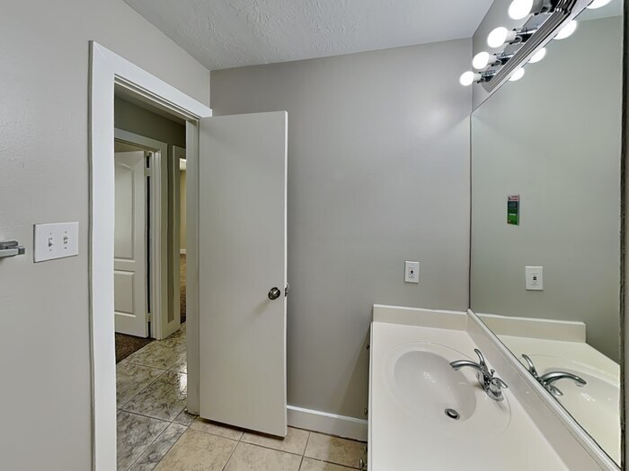 Building Photo - 430 Fishawk Way