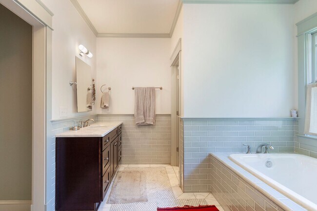 Building Photo - Beautiful 4/4 Plus Office, 4 Blocks From E...