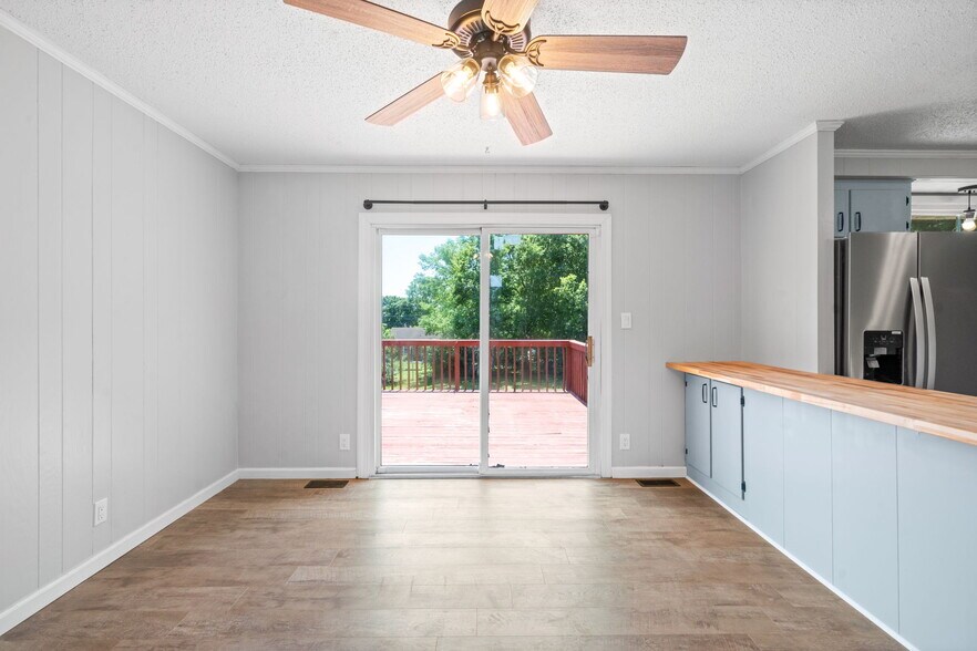 Building Photo - 208 Aster Dr