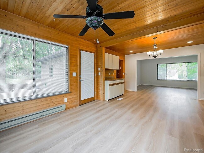 Building Photo - 7580 Thornwood St