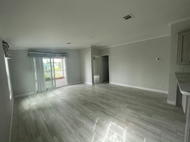 Building Photo - 990 E Sand Cay Ave