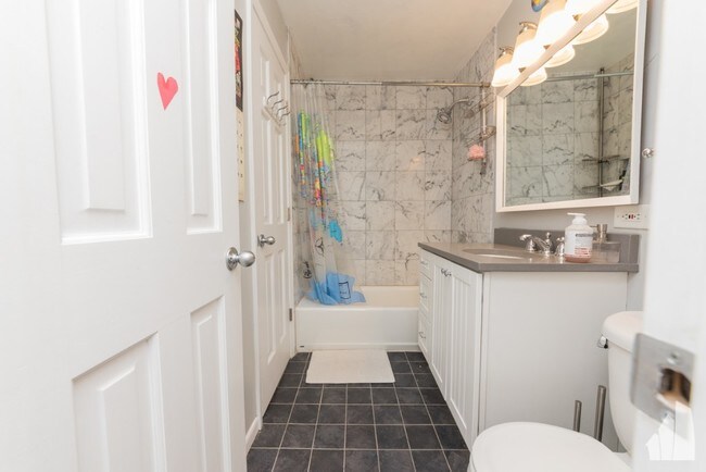 Building Photo - 1030 W Byron St