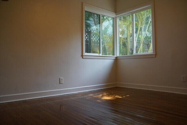 Building Photo - 5215 N Flagler Dr