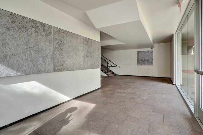 Building Photo - 9005 Cynthia St