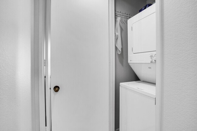 Laundry - 29142 Isleta Ct