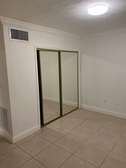 Building Photo - 4250 SW 67th Ave