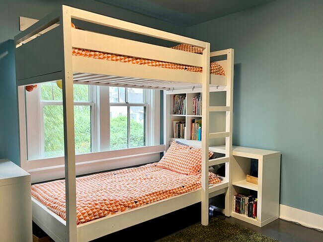 Building Photo - 3029 19th Ave S