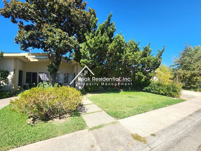 Building Photo - Spacious Arden Area 3bd/2ba Duplex with Garage