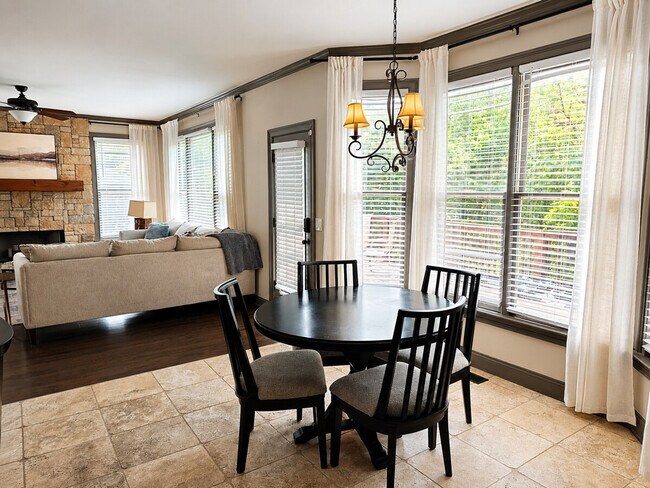 Building Photo - 10 Bridlewood Ct
