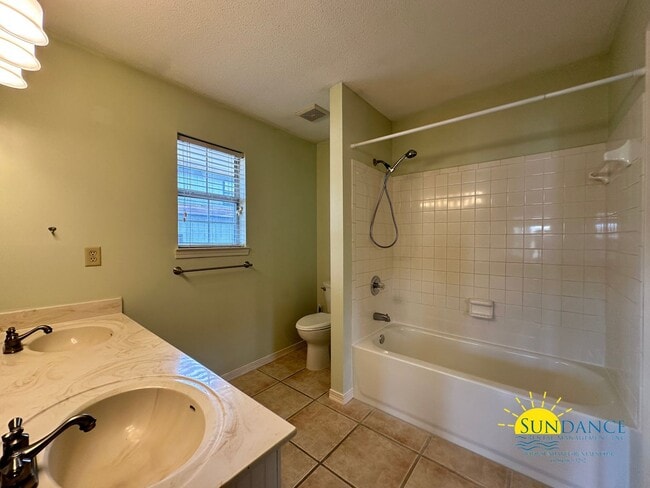 Building Photo - Beautiful 3 Bedroom Home in Mary Esther!
