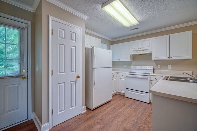 Building Photo - Freshly Renovated 2 BR, 2.5 BA Townhome Ce...
