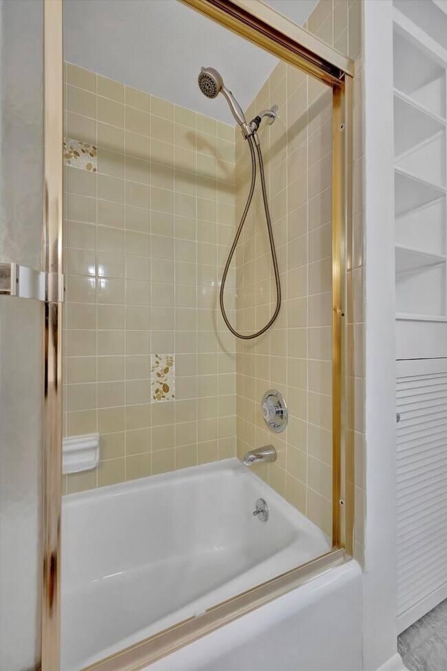 Building Photo - Beautiful 3-Bed / 2 Bath Pool Home in Sara...