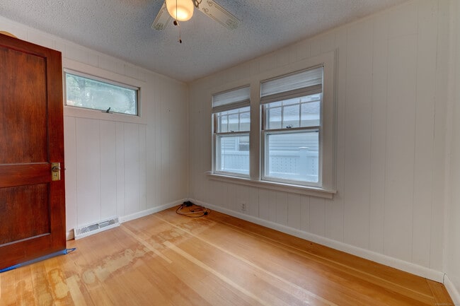 Building Photo - 285 Deepwood Dr