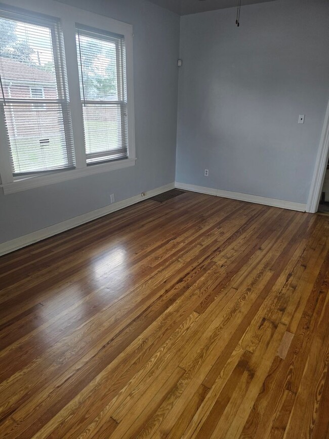 Building Photo - Brick 2 Bedroom Home