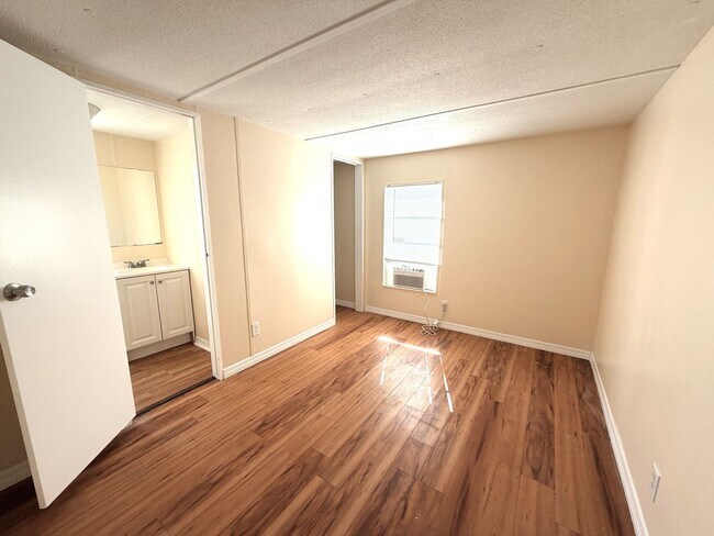 Building Photo - FIRST MONTH'S RENT FREE! 2/1.5 IN SPRINGWOOD PARK