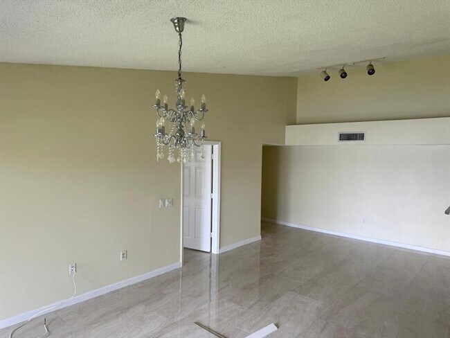Building Photo - 5061 Wiles Rd