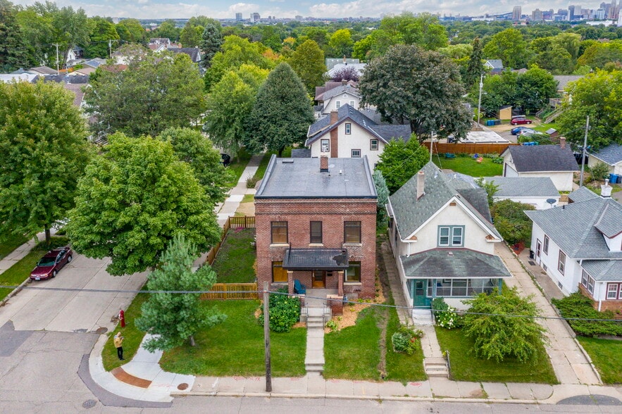 Building Photo - 1322 NE Lowry Ave