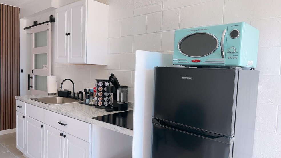 Building Photo - 3122 Eleuthera Ln