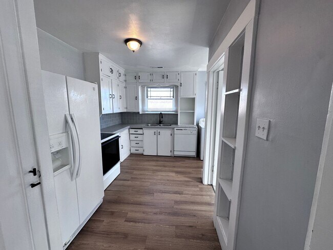 Building Photo - 766 West St