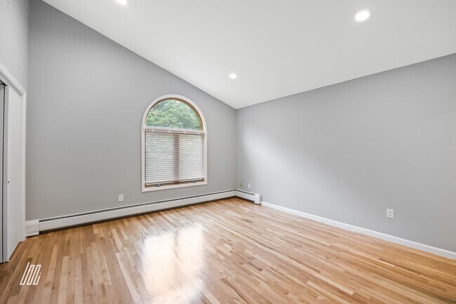 Building Photo - 213 5th St