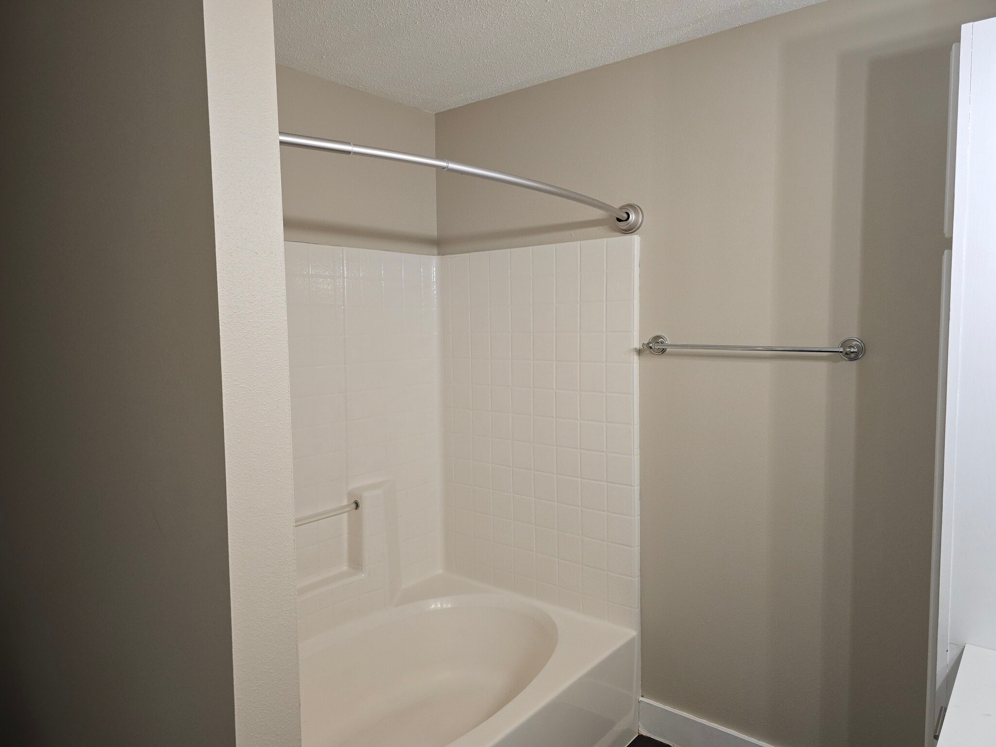 Master Bedroom shower w/ curved shower rod - 994 38 1/2 Ave W