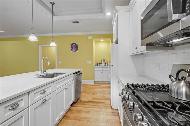 Building Photo - 855 Avery Park Dr
