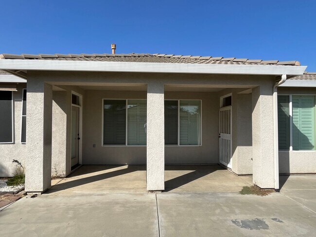 Building Photo - NW Visalia Home Rent Ready! !