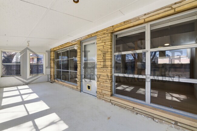 Building Photo - 2541 W Benjamin Dr