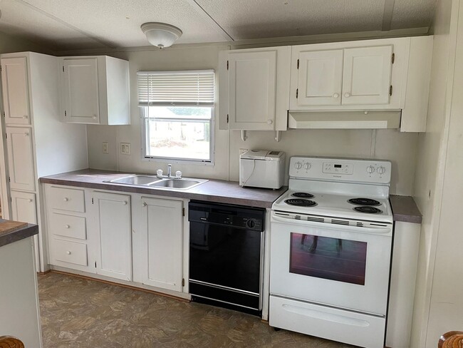 Building Photo - 2 bed, 2 bath mobile home located in the D...