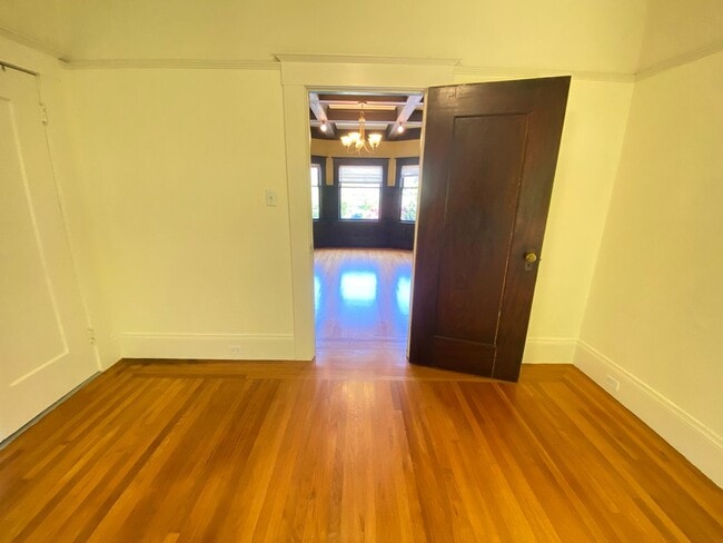 Building Photo - Advent- Spacious Temescal Flat with bonus ...
