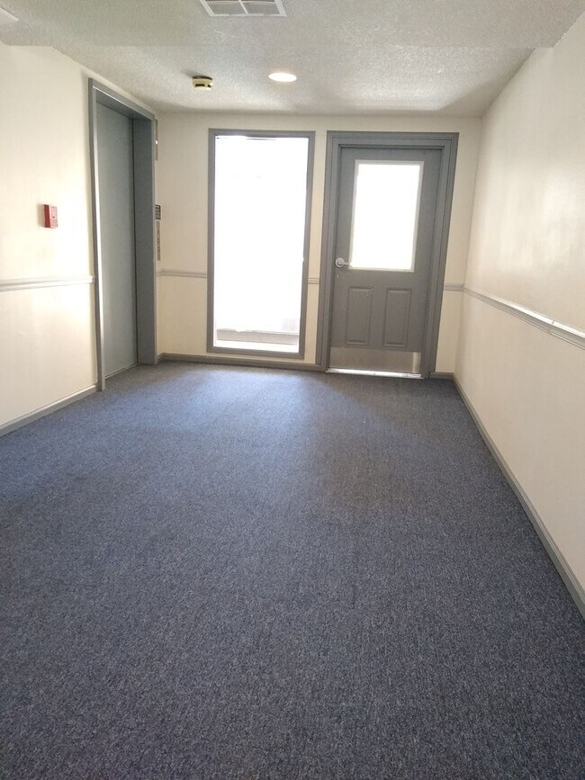 Building Photo - Awesome 2 Bedroom 2 Bath Condo w/ Garage P...