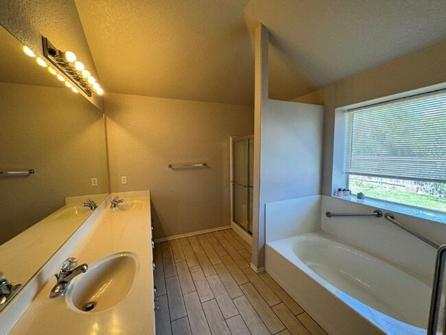 Building Photo - 3 bed 2 bath, storm shelter and  all wood floors in Moore Schools