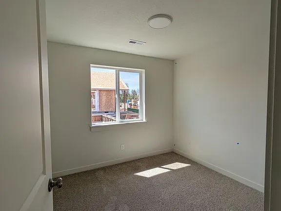 Building Photo - "Charming 3-Bed, 2-Bath Retreat in OR with Cozy 1058 Sq Ft of Comfort!"