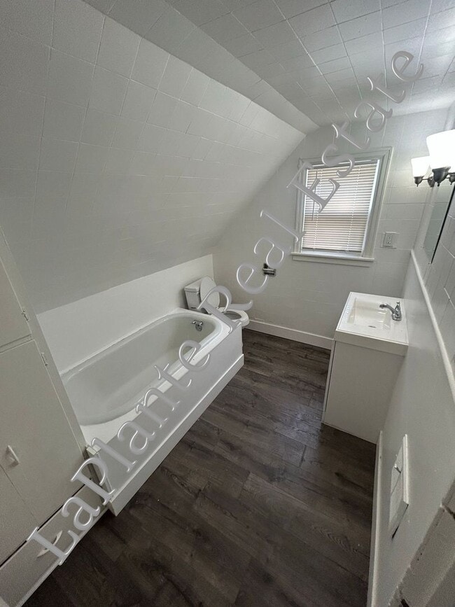 Building Photo - Beautiful 3-Bedroom Home with Modern Touch...