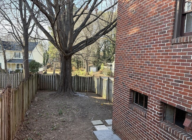 Building Photo - 2 Bedroom, 1 Bathroom Apartment in Reidsville!