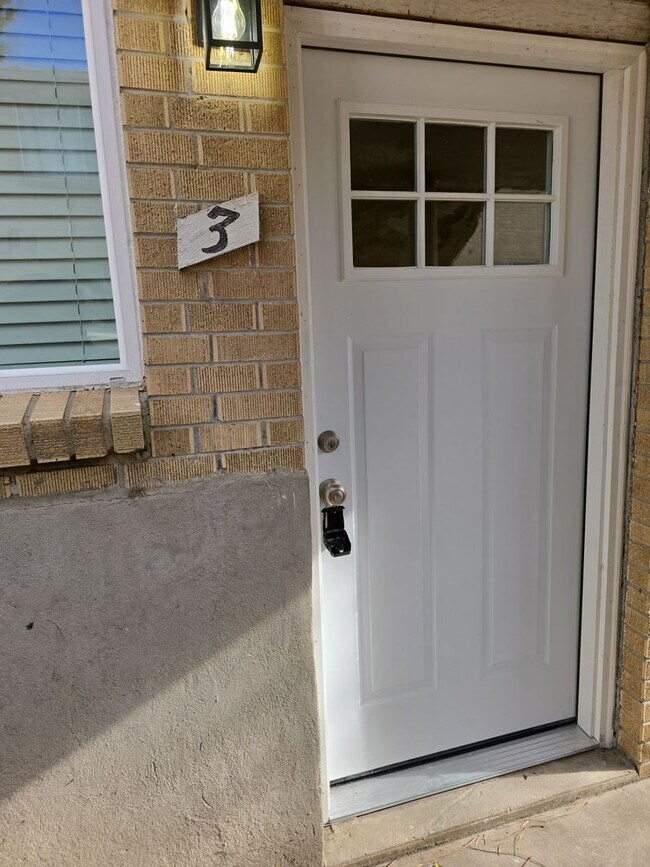 Building Photo - 2 Bed Garden Level Unit Available in Lakewood