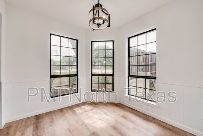 Building Photo - 8880 Woodstream Dr