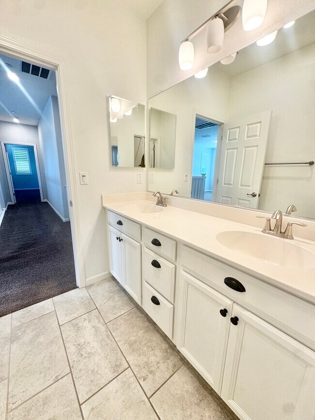 Building Photo - Stunning 5BR Home with Pool, Loft & 3-Car Garage!