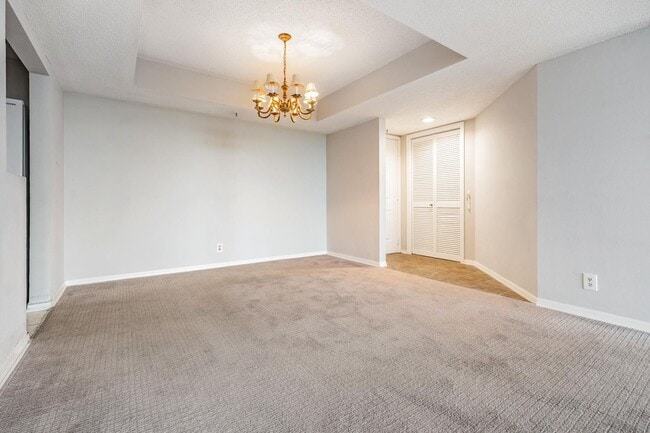 Building Photo - Spacious 2 Bed 2 Bath Condo in Heart of So...