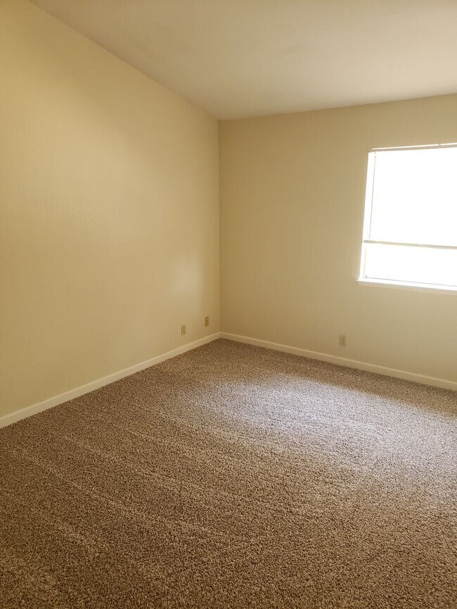 Building Photo - 3 Bedroom close to PV High School