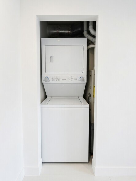 Building Photo - 1704 W Glenlake Ave