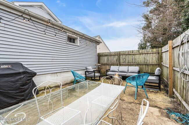 Building Photo - 1227 Bay Ave