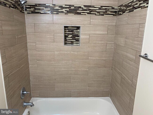 Building Photo - 2 Normandy Square Ct